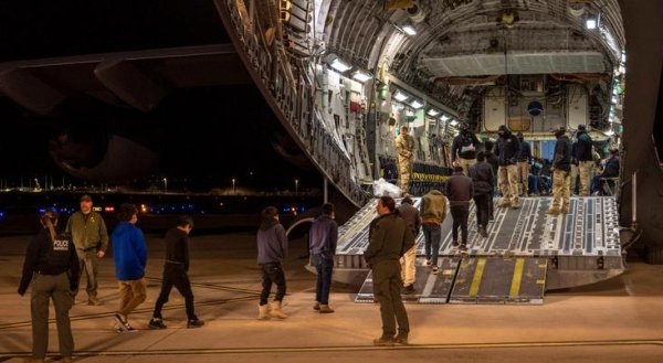 Trump pide  a la Corte Suprema autorizar deportaciones a El Salvador