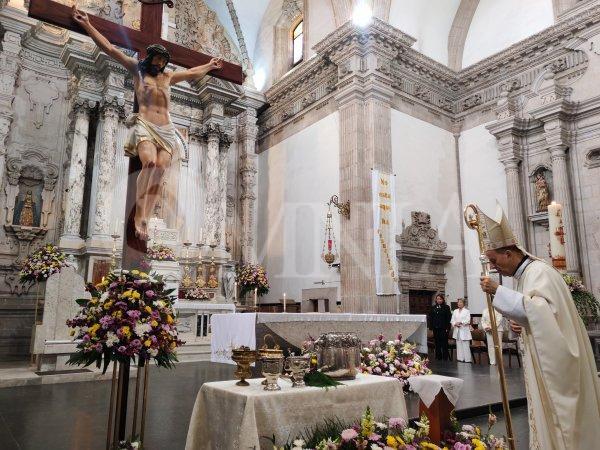 Oficia Arzobispo misa de domingo de pascua ante decenas de feligreses que celebran en Catedral a Cristo Resucitado