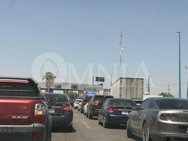 Se registran largas filas en casetas de cobro del Estado