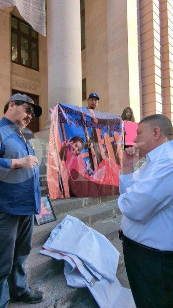 Atiende Jáuregui a manifestantes al exterior de Palacio