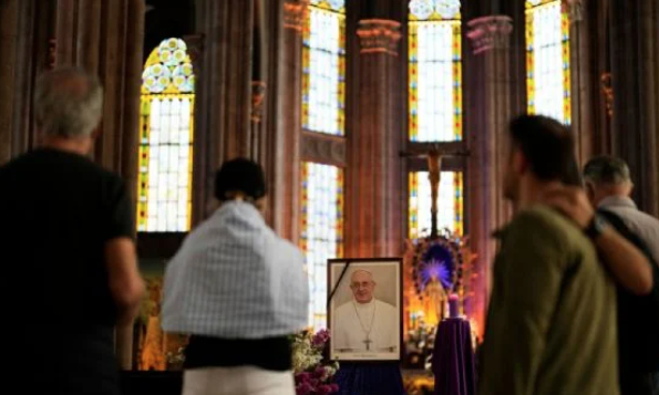 Los homenajes al Papa Francisco se hacen en todo el mundo tras su muerte