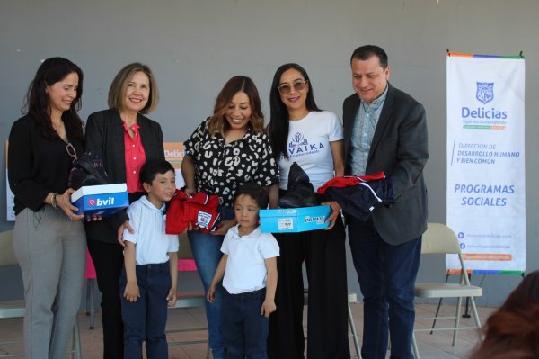 Inicia Gobierno Municipal Delicias entrega de vales para uniformes y tenis escolares 2025