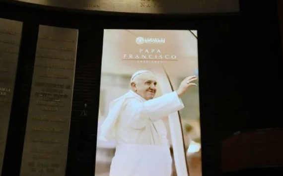 Diputados rinden homenaje al papa Francisco tras su fallecimiento