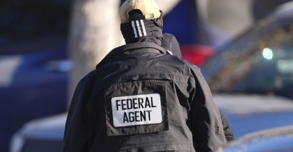 Jueza federal extiende hasta mayo prohibición para deportar a migrantes de Colorado