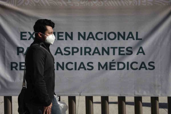Médicos residentes quedan fuera del sistema de salud por trabas en la asignación de plazas, pese a déficit de especialistas
