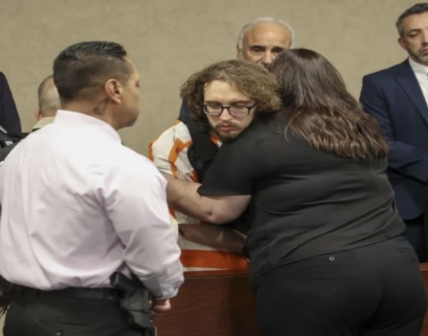 Mujer abraza al hombre que mató a su hermano y a 22 más en ataque racista en un Walmart de Texas