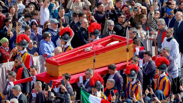 El féretro del papa Francisco llega a la Basílica de San Pedro (video)