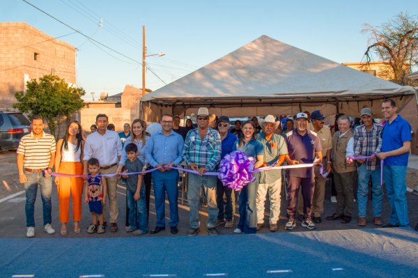 Inauguran Miriam Soto y Jorge Puentes calle Francisco Ramírez en colonia Barrio Nuevo de Meoqui