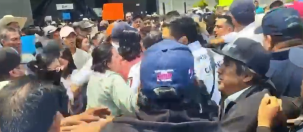 Campesinos toman oficinas del SAT en Puebla
