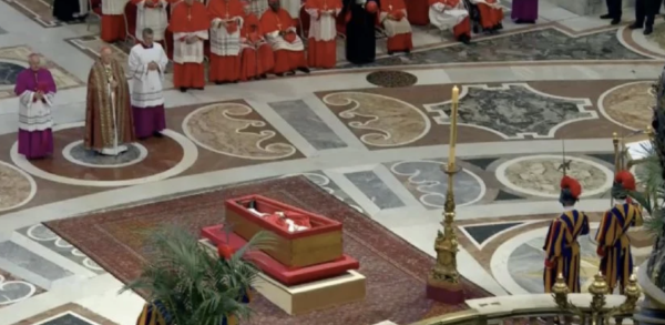 Concluye primer día de despedida al papa Francisco: cerca de 20 mil fieles acudieron a la Basílica de San Pedro