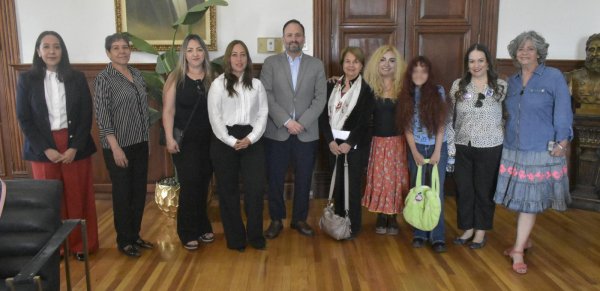 Atiende De la Peña a integrantes del Frente Nacional Contra la Violencia Vicaria y Revolución Atena