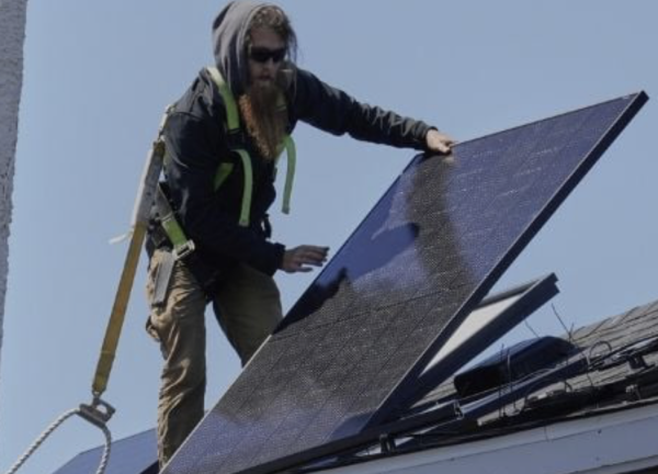 Trump impondrá aranceles de tres mil 521% a paneles solares asiáticos