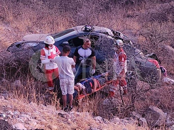 Vehículo cae a un barranco tras salirse del camino en el kilómetro 25 de la carretera a Cuauhtémoc