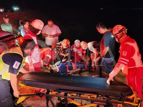 Rescate Urbano extrae con éxito a conductor que cayó a un barranco en el Km 25 de la carretera a Cuauhtémoc
