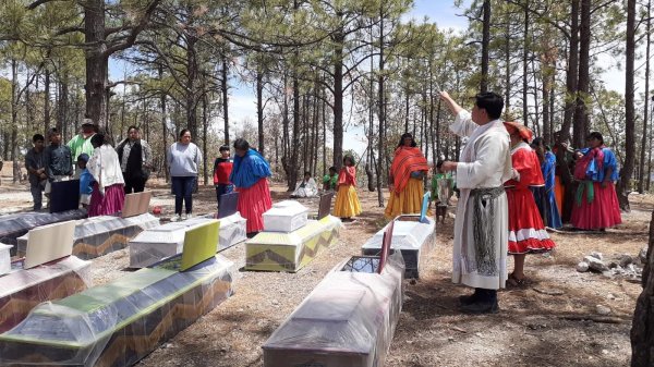 Guachochi rinde homenaje póstumo a 12 rarámuris tras fatal accidente en carretera