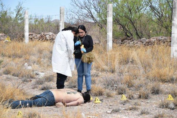 Abandonan ejecutado en la carretera a Delicias