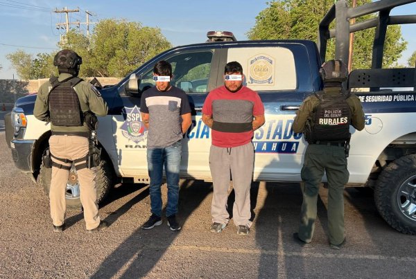 Arresta Policía del Estado a sujetos con supuesta droga en Cuauhtémoc