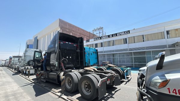 Realizan transportistas manifestación al exterior de la FGR