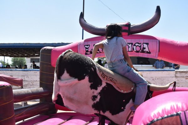 Con botas y sombrero, celebra FEM a niñez juarense
