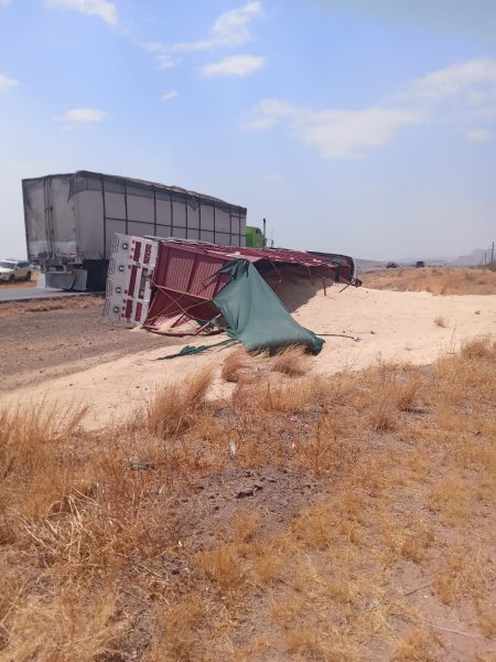 Fuertes vientos provocan volcadura de tráiler en la corta a Parral