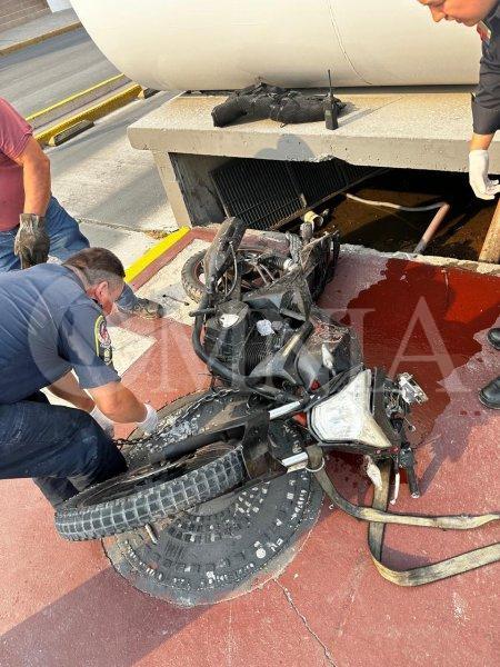 Motociclista pierde la vida tras incrustarse en andén del ViveBus