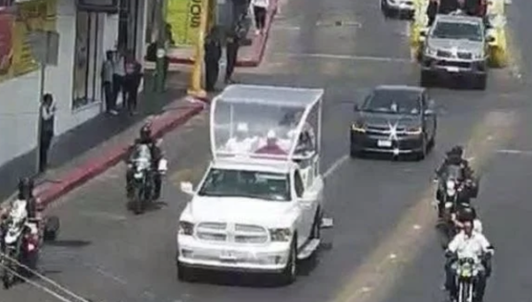 Arzobispo de la arquidiócesis de Tuxtla se pasea en Papamovil