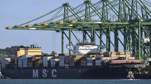 Trump exige que barcos de EU tengan tránsito libre por canales de Panamá y Suez