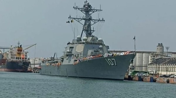 Expectación por la llegada del destructor americano USS Gravely al puerto de Veracruz