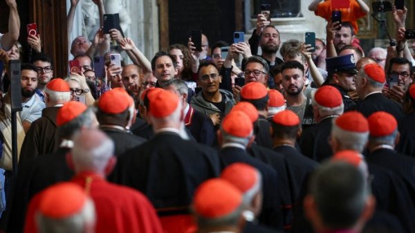 Más de 200 cardenales se reúnen en el Vaticano para elegir la fecha del cónclave