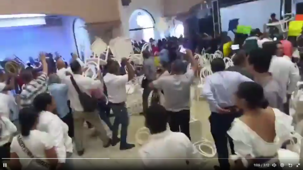 Sillazos en mitin de Morena: encapuchados irrumpen en evento de Raúl Morón en Michoacán