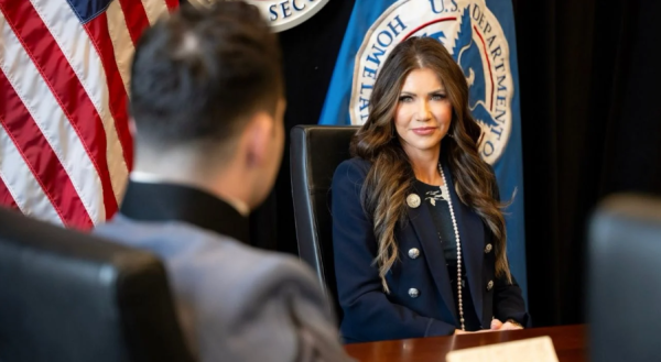Detienen a sospechoso por robo de bolso de Kristi Noem, secretaria de Seguridad de EU