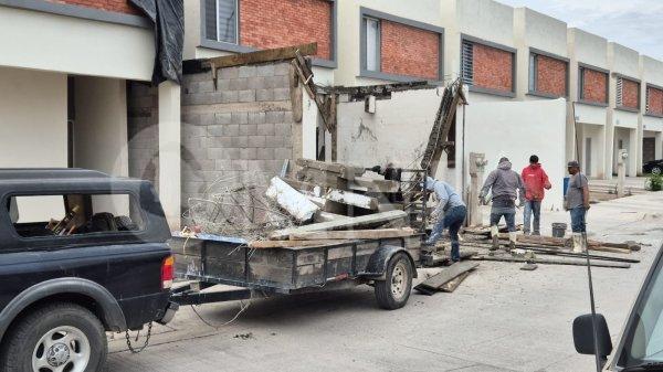 Colapsa cimbra y deja dos lesionados