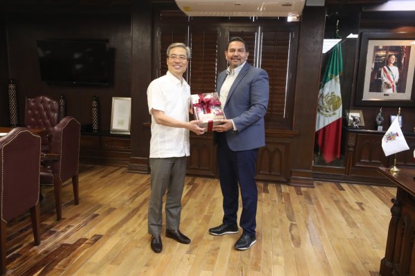 Visita al alcalde Cruz Pérez Cuéllar el representante de la oficina Económica y Cultural de Taiwán
