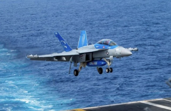 Se pierde aeronave militar de EU en el mar Rojo; cayó cuando intentaban remolcarlo en el hangar