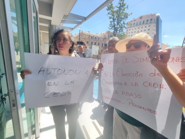 Se manifiestan los “de abajo” al exterior del Congreso contra nombramiento de Geo Bujanda