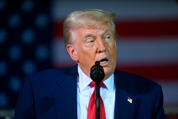 Donald Trump firma decreto para aliviar la carga de aranceles a fabricantes automotrices