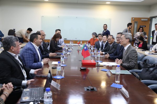 Cruz Pérez Cuéllar da la bienvenida a empresarios taiwaneses