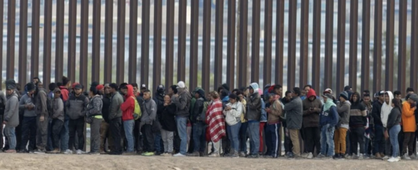 Acusan a los primeros 28 migrantes por cruzar zona fronteriza controlada por el Ejército de EU
