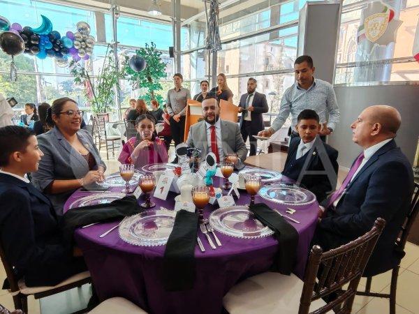 Conviven legisladores en desayuno con 