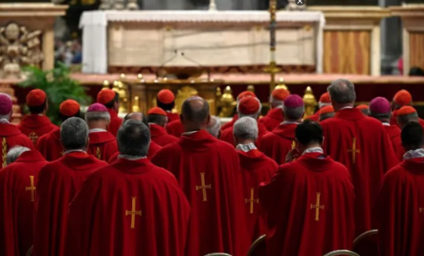 Cardenales agradecen a Becciu por renunciar al cónclave