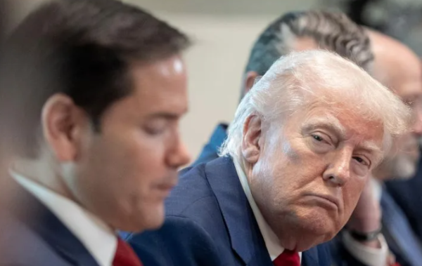 Trump refuerza ataques contra CBS y señala a The New York Times por comportamiento 'ilegal'