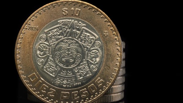 Peso mexicano cae por fortalecimiento del dólar, pero cierra mes de fuerte avance
