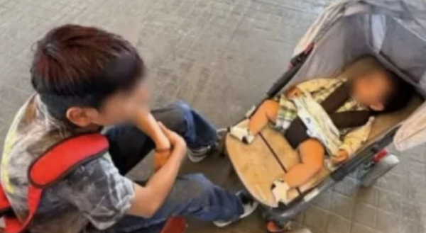 Encuentran a niño de 12 años viajando solo con un bebé de 8 meses: “Mi hermano lloraba de hambre