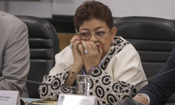 Ernestina Godoy aparece en la lista de 43 aspirantes a la FGR