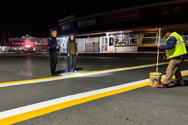Inicia aplicación nocturna de pintura de tráfico en el circuito del Mercado Juárez en Delicias