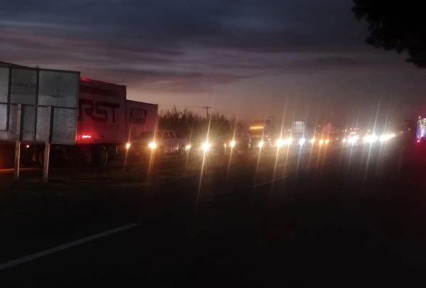 Aumenta el tráfico en la caseta de Saucillo; agricultores mantienen toma con paso libre en un carril por sentido