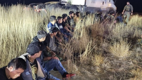 Hallan a 23 migrantes escondidos en la cabina de un tráiler en Texas; entre ellos, mexicanos
