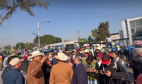 Llegan productores en tractores a San Lázaro; están a la espera de la votación de la Ley General de Aguas