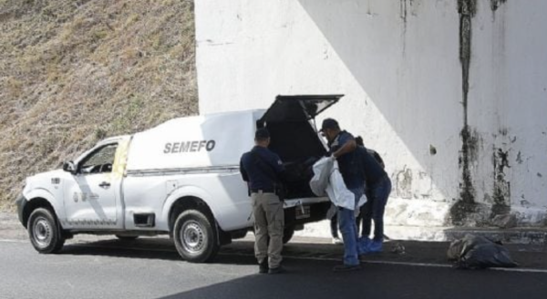 Abandonan tres cuerpos desmembrados en la Autopista del Sol