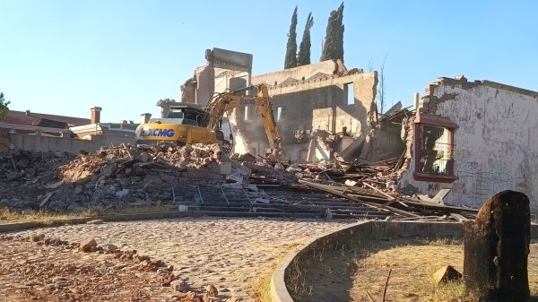 (Video) Derriban la “Casa embrujada